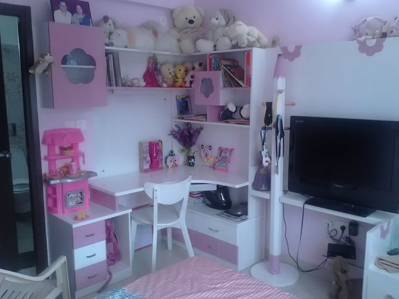 Girl's study table in pink / white theme